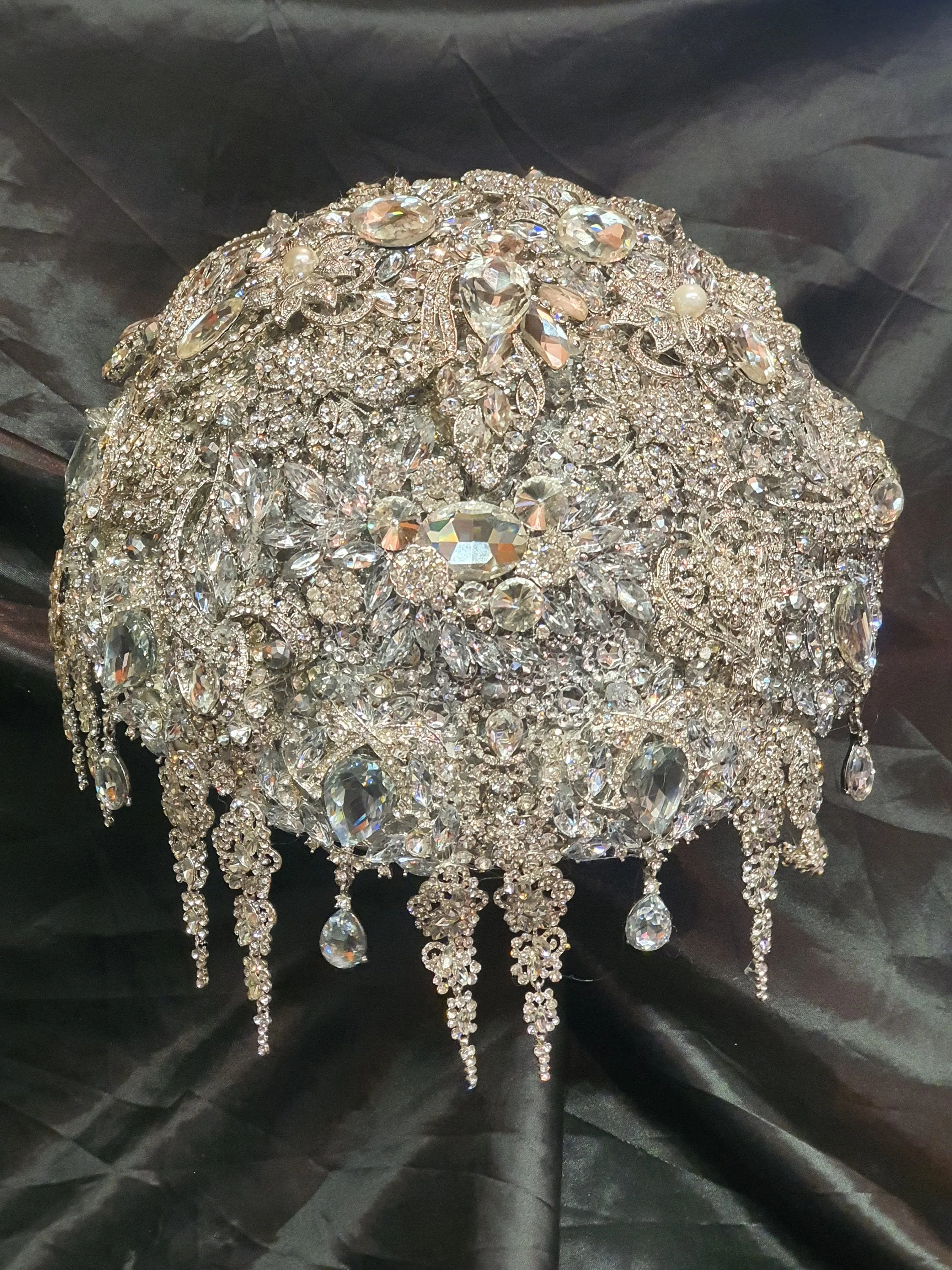 Crystal brooch bouquet, jeweledge  bouquet, alternative Great Gatsby style wedding flowers.