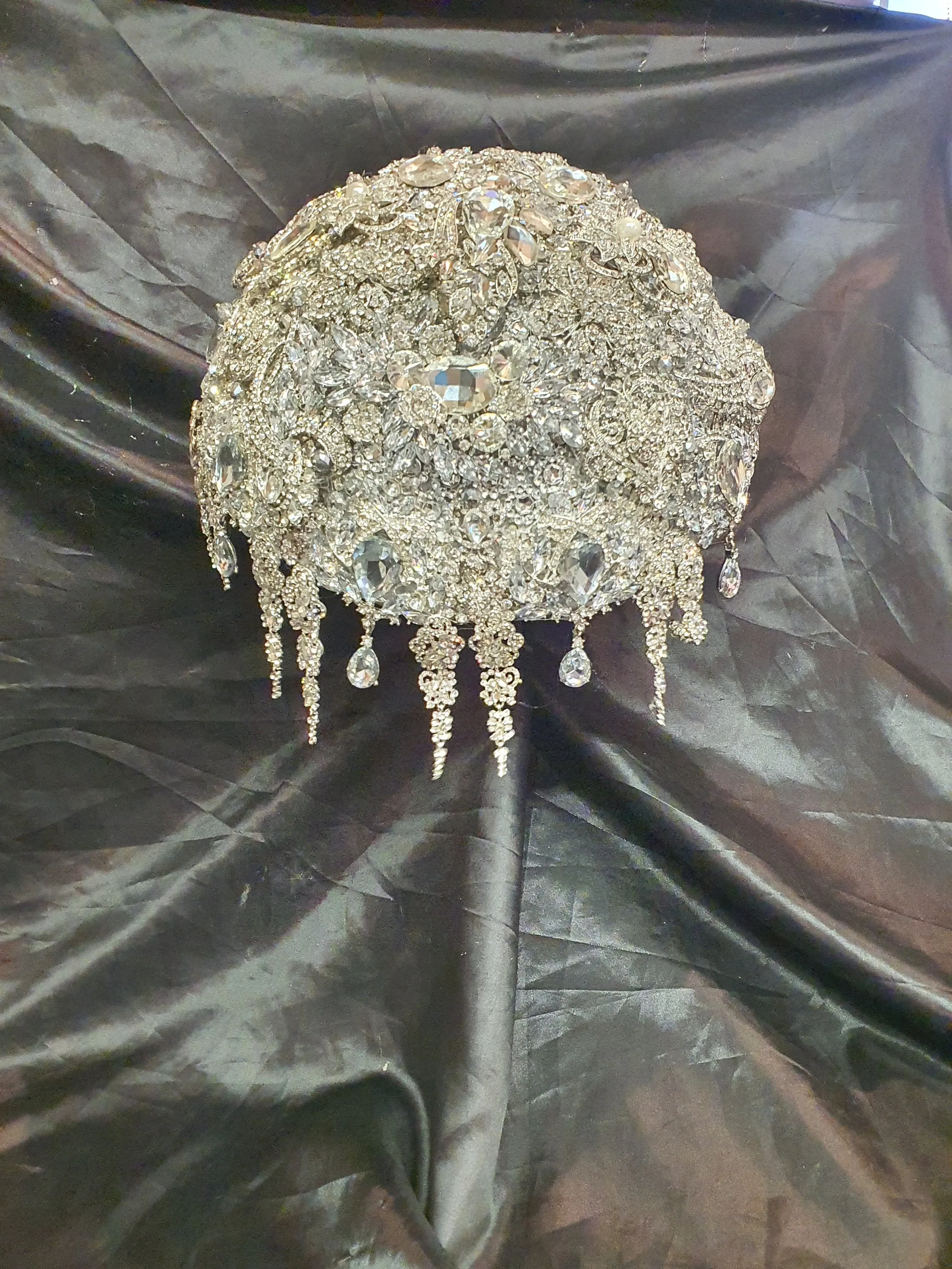 Crystal brooch bouquet, jeweledge  bouquet, alternative Great Gatsby style wedding flowers.