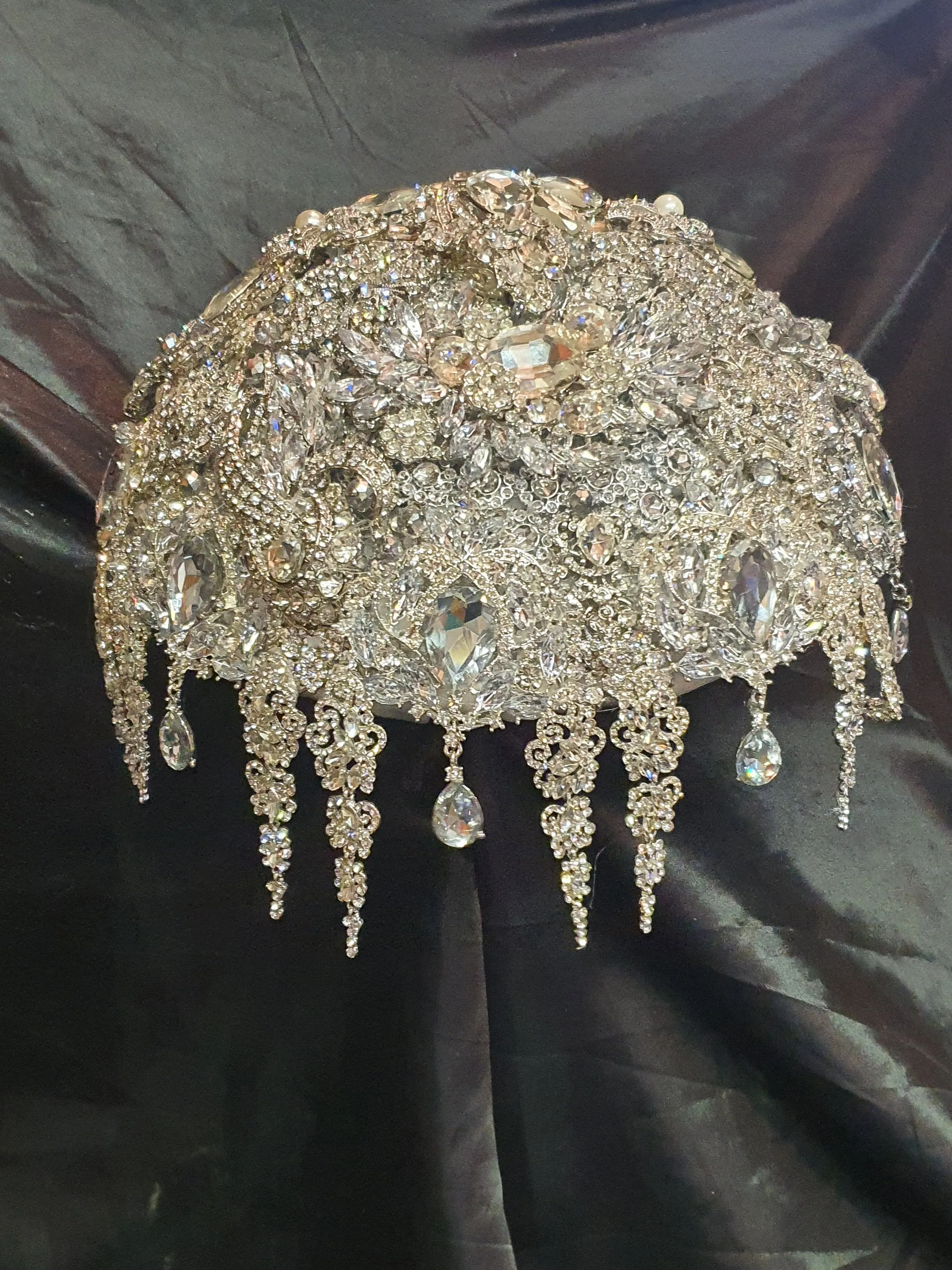 Crystal brooch bouquet, jeweledge  bouquet, alternative Great Gatsby style wedding flowers.