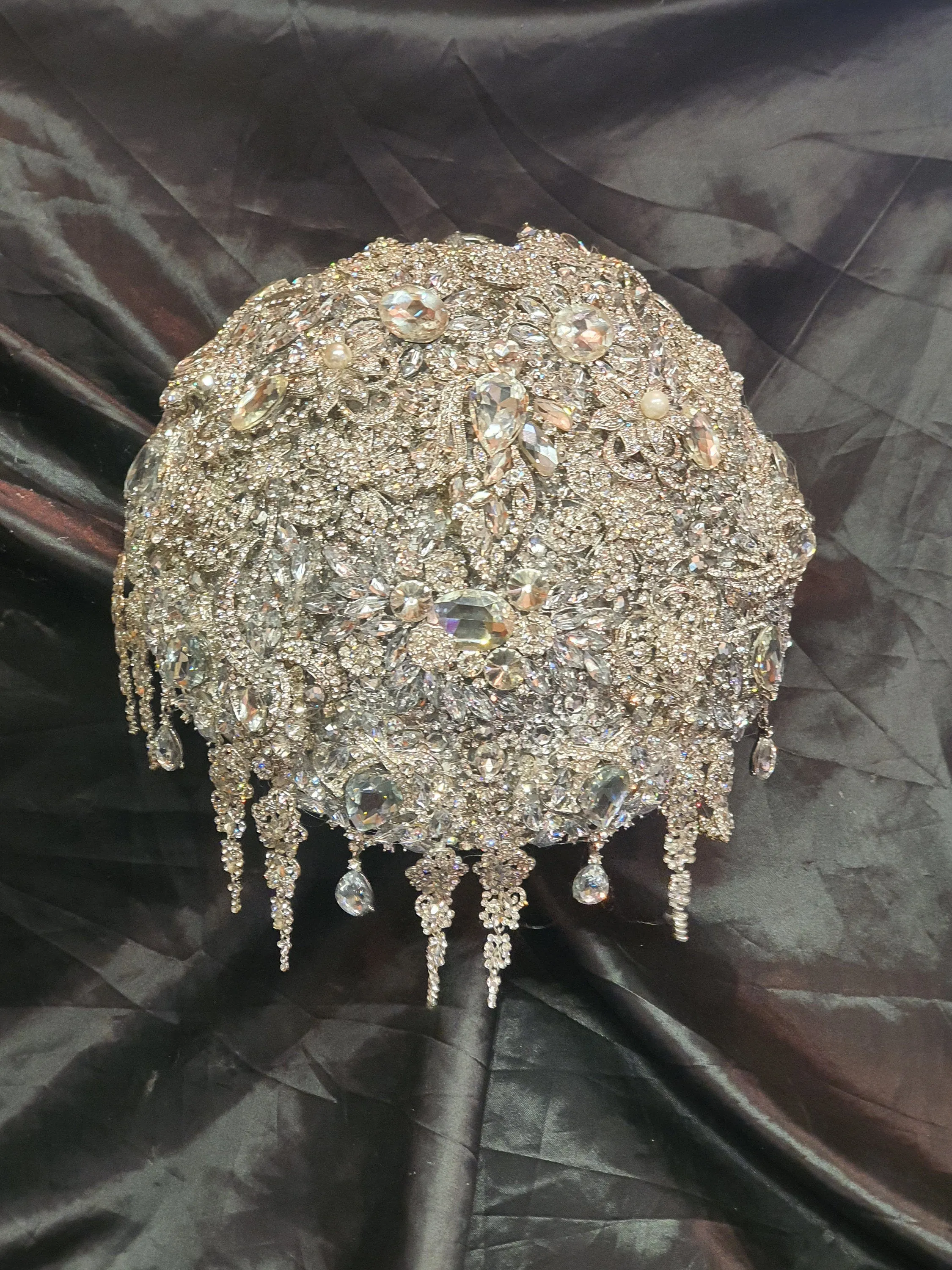 Crystal brooch bouquet, jeweledge  bouquet, alternative Great Gatsby style wedding flowers.